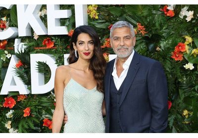 Amal Clooney nous donne envie d'adopter la slip dress