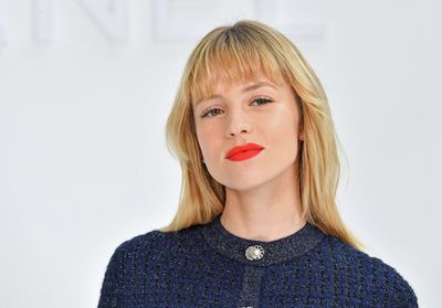 Angèle : elle modernise la jupe tartan avec brio