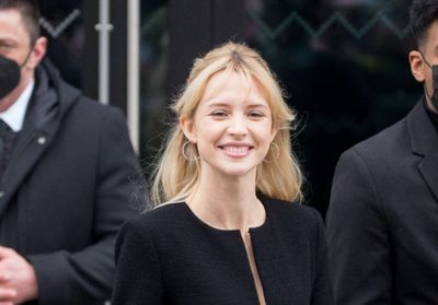 Angèle : elle surprend en mêlant survêtement et santiags à talons