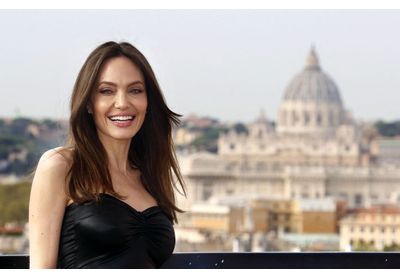 Angelina Jolie : elle adopte la robe blanche pour l'été