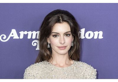 Anne Hathaway : on s'inspire de la façon dont elle porte les bottes tendances de l'automne
