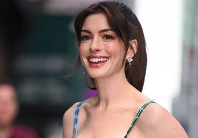 Anne Hathaway porte la combinaison la plus colorée de la saison