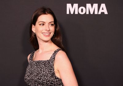 Anne Hathaway s'inspire de l'un de ses looks cultes du « Diable s'habille en Prada »