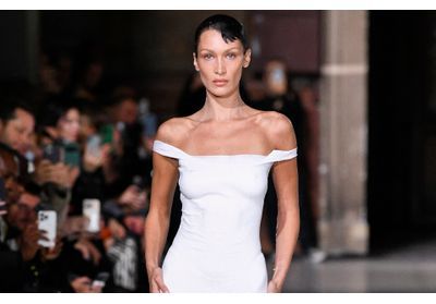 Bella Hadid opte pour un look élégant au détail symbolique lors du Qatar Creates