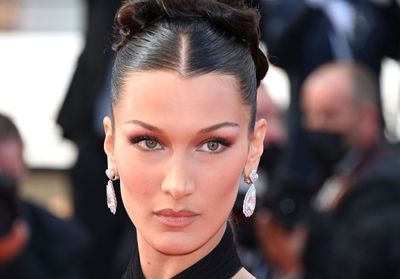 Bella Hadid ose le combo Crocs-chaussettes