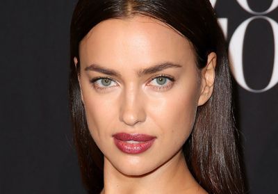 Irina Shayk adopte le légendaire ensemble à carreaux du film Clueless