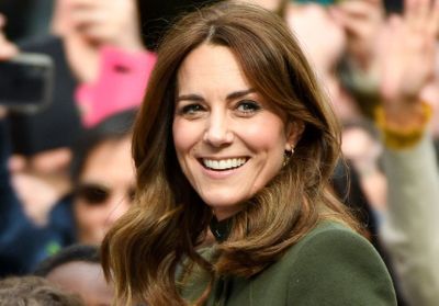 Kate Middleton sobre et chic en tailleur noir