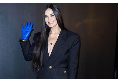 Demi Moore adopte le look colorblock pour la plage