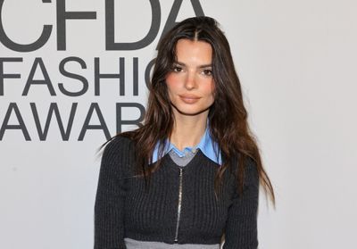 Emily Ratajkowki : sa doudoune colorée réchauffe un look