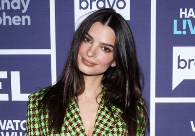 Emily Ratajkowski adopte le blazer de la saison