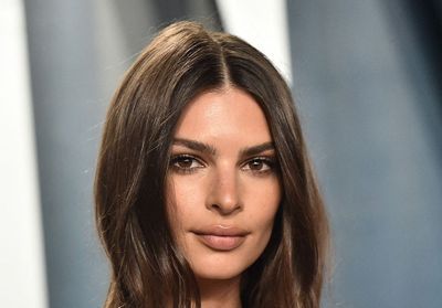 Emily Ratajkowski adopte un trench vegan à moins de 150 euros