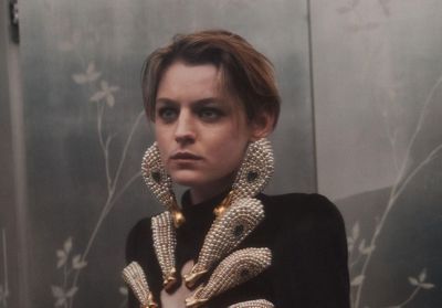 Emma Corrin : renversante de charme en Schiaparelli Haute Couture