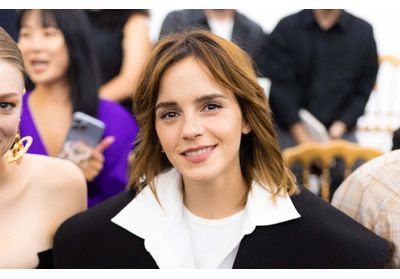 Emma Watson illumine le show Schiaparelli en jean slim à Paris