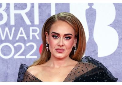 En robe Schiaparelli sur mesure, Adele ouvre son show à Las Vegas plus glamour que jamais