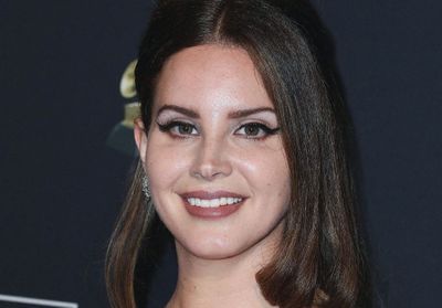 Grammys 2020 : Lana Del Rey avoue avoir acheté sa robe au supermarché