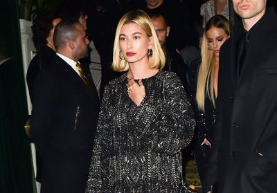 Hailey Bieber : elle porte la tenue qu'on rêvait toutes d'avoir dans les 90s