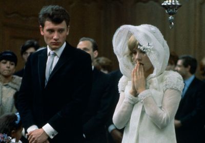 Histoire d’une tenue : ce jour où Sylvie Vartan a épousé Johnny Hallyday en robe à capuche