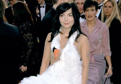 Histoire d'une tenue : la robe-cygne de Björk aux Oscars 2001