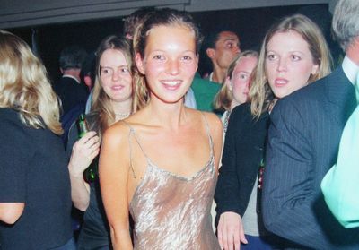 Histoire d'une tenue : la robe transparente de Kate Moss en 1993