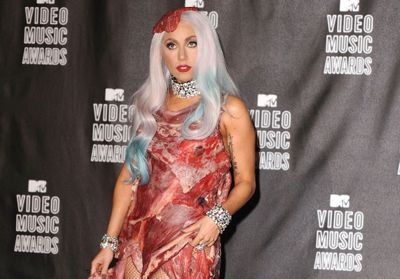 Histoire d'une tenue : la robe viande de Lady Gaga lors des MTV Awards 2010
