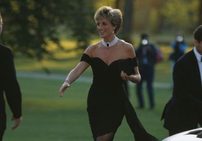 Histoire d'une tenue : le jour où Lady Diana a inventé la robe de la vengeance