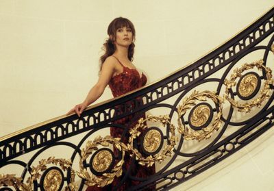 Histoire d'une tenue : le symbolisme caché derrière la robe rouge de Sophie Marceau dans James Bond