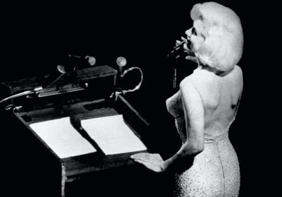 Histoire d'une tenue : les secrets de la robe culte de Marilyn Monroe
