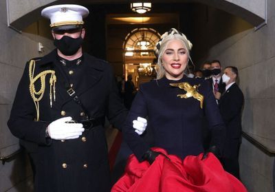 Histoire d'une tenue : pourquoi Lady Gaga portait une robe pare-balles lors de l'investiture de Joe Biden