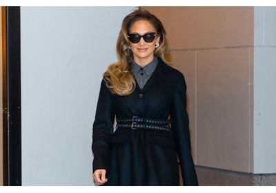 Jennifer Lopez : elle ose la robe baggy