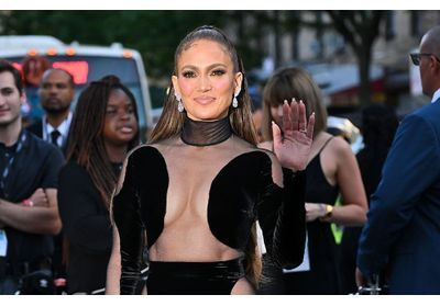 Jennifer Lopez porte la robe transparente comme personne