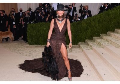 Jennifer Lopez : sa leçon de style pour adopter les pulls de Noël