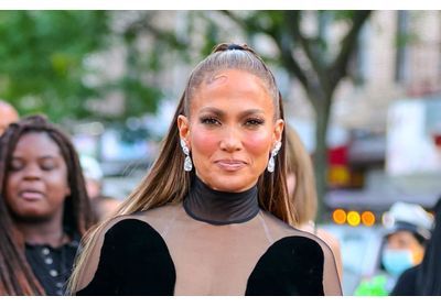 Jennifer Lopez : sa robe cut-out est la plus tendance de l'été