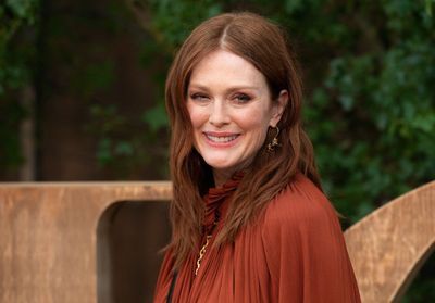 Julianne Moore adopte à son tour les chaussures tendances du printemps