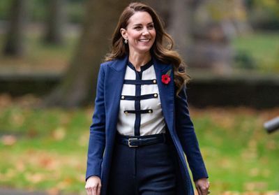 Kate Middleton adopte le style militaire, version chic