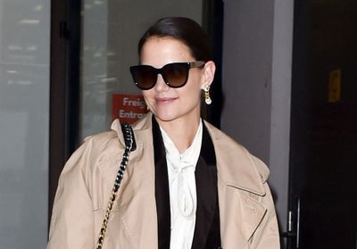 Katie Holmes : ce top en maille très 90's idéal pour la mi-saison