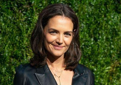 Katie Holmes s'affiche avec cette paire de sneakers et provoque un sold out