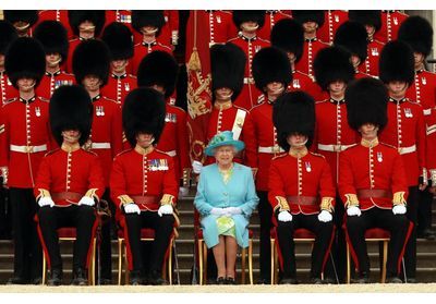 La reine Élisabeth II en 30 looks royaux iconiques