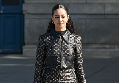 Lena Situations : sublime dans une robe effet mouillé Balmain