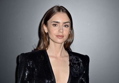 Lily Collins adopte la blouse en satin oversize 