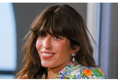 Lou Doillon : enceinte, elle adopte la robe à manches bouffantes