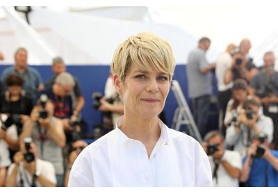 Marina Foïs : à Cannes, elle relance la tendance de ces lunettes de soleil