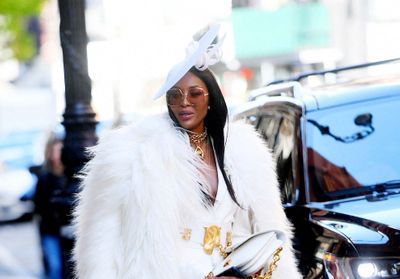 Naomi Campbell : époustouflante en blanc, aux côtés de Marc Jacobs et Anna Wintour