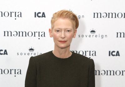 On est fan du look décontracté chic de l'actrice Tilda Swinton