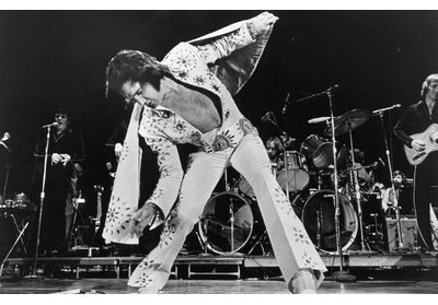 Pantalon pattes d'eph, paillettes... Elvis Presley en 15 looks marquants
