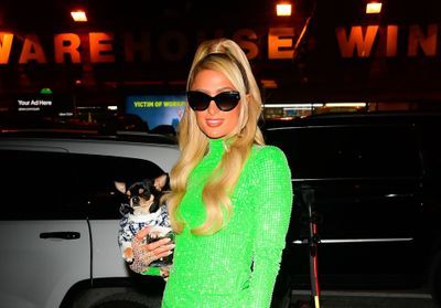 Paris Hilton : elle ose les escarpins dépareillés