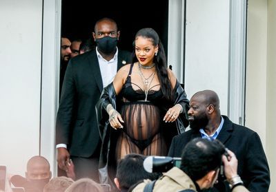 Rihanna enceinte : en nuisette transparente chez Dior, elle éblouit !