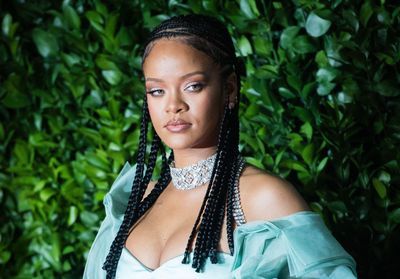 Rihanna relance la tendance du strass sur les pantalons