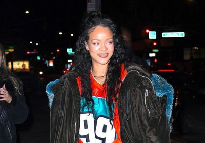 Rihanna reporte son iconique manteau en forme de coeur