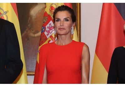 Surprenante : Letizia d'Espagne arbore une jupe trouée