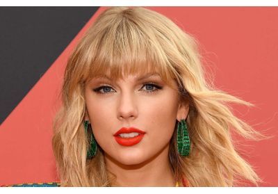 Taylor Swift ressort ce vêtement androgyne des années 90